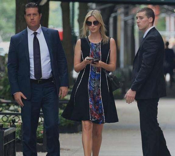 伊万卡高跟黑裙出行，性感又时尚，两大保镖紧随其后贴身保护