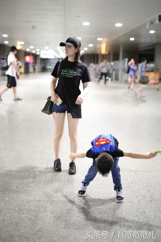 邓莎的短裤又短又紧也要硬塞，安全裤都挤出来了，网友:不尴尬吗