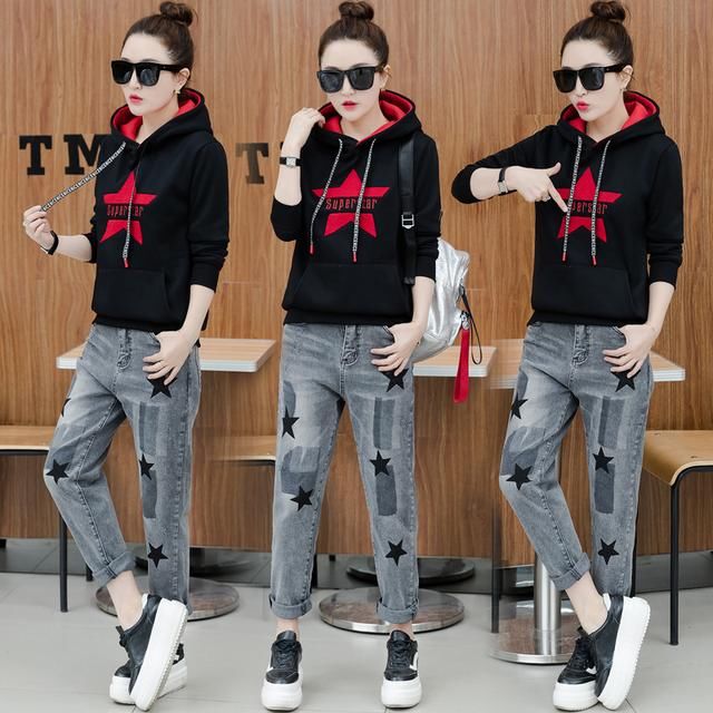 这套装叫“卫衣时尚套”，今年特流行，上身优雅美嫩，穿出港范