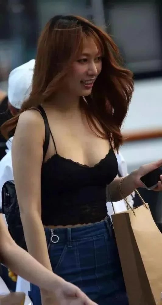 轻熟女小姐姐紧身牛仔裤勾勒完美臀型，这么细的吊带感觉一扯就断