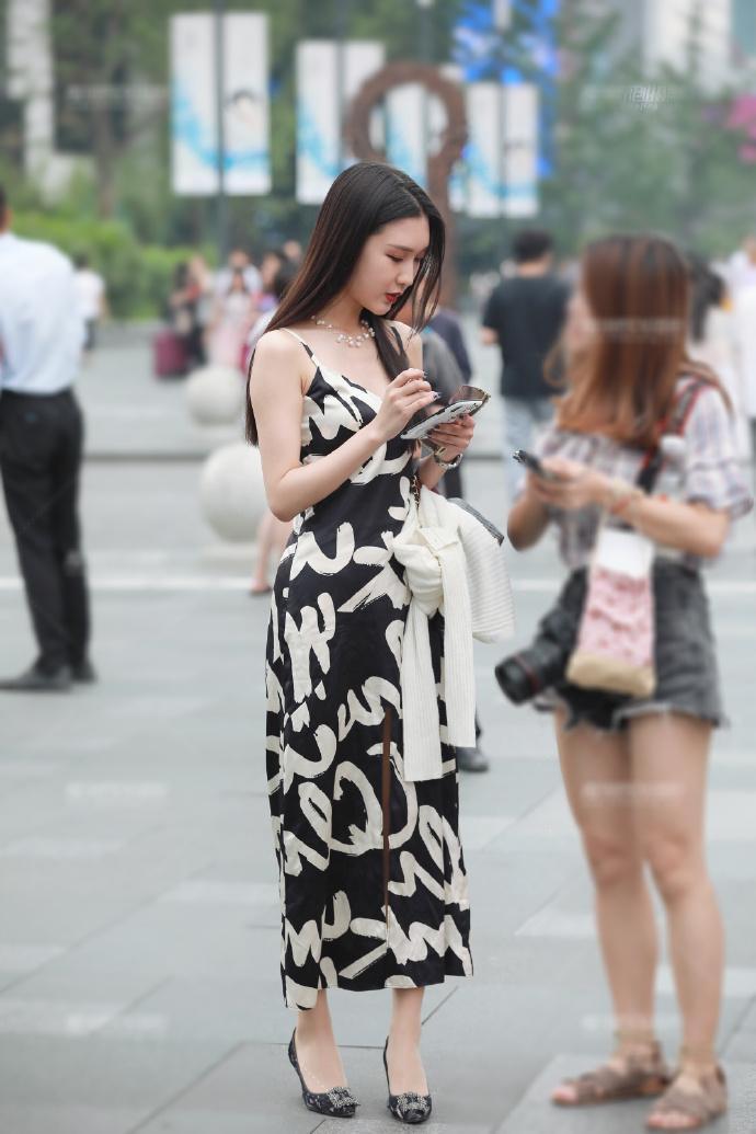  气质|街拍：书香气质的小姐姐，自己在裙子上“作画”，才女就是不一样