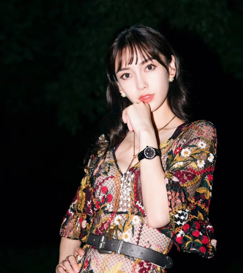 baby展异域风情长腿迷人，网友:感觉她的每张照片都用力睁大眼睛