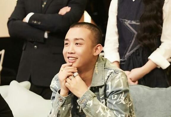 GAI称发文嘲讽坐经济舱歌手是被盗号，但却恰好回应光光直怼