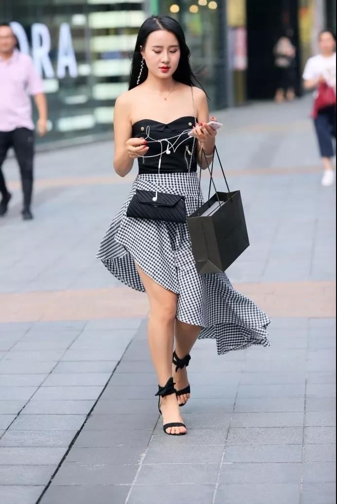 街拍：真是楚楚动人露肩的长发性感美女