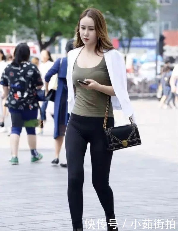 气质小姐姐身穿黑色的紧身裤秀出迷人丰腴的双腿