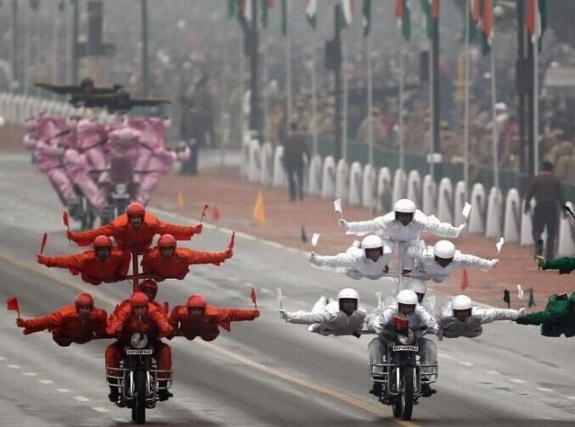 印度人傲娇的问中国游客：我们家家都有摩托车，中国能做到吗？