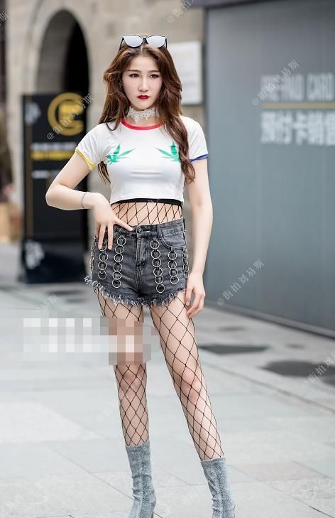  位美女■街拍：小姐姐一款格子的款式衬衫连衣裙，显得超级拉风