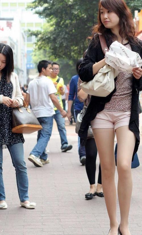 街拍，紧身裤风格简约大气, 街拍美女透着俏皮可爱气息！