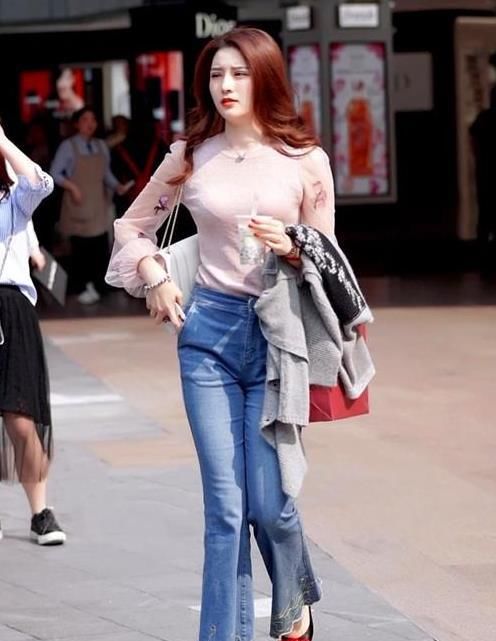  『黑色』街拍：气质高雅的小姐姐，一件粉色上衣配牛仔裤，时尚魅力十足