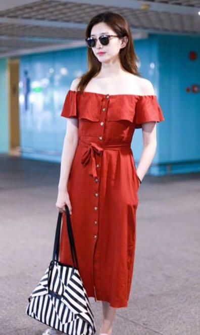 江疏影现身机场，红色连衣裙十分惊艳，网友：怪不得胡歌会偷瞄