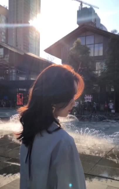 大脸妹换完发型，走路都是这么自信，女神必备！网友：美到爆炸！