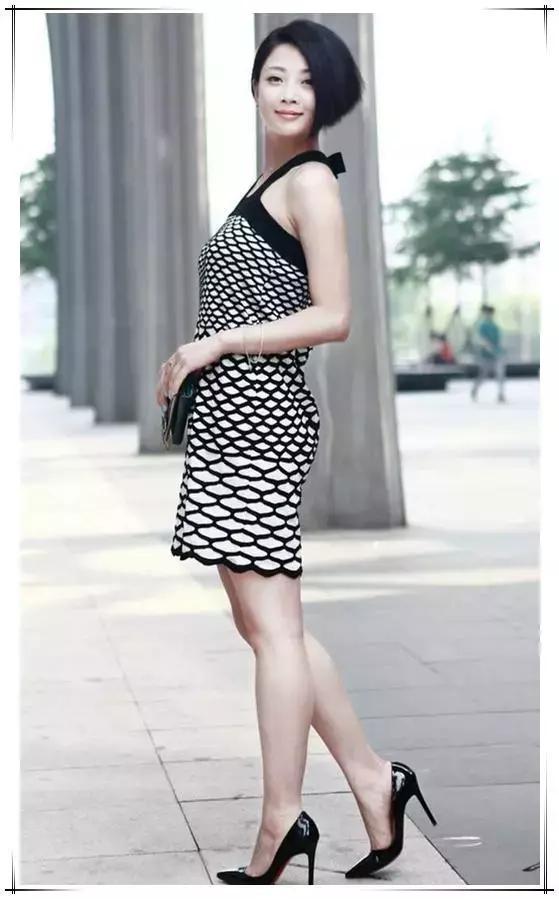 38岁殷桃为扮美，穿开叉裙秀香肩，网友：点到为止的性感恰到好处