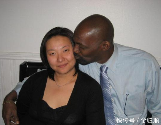 女子被黑人男友骗走600万，而且还有了身孕，网友却说：活该！