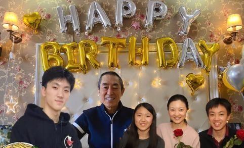  「张艺谋」张艺谋庆祝70岁生日，妻子为其P图晒全家福，五口之家幸福相拥