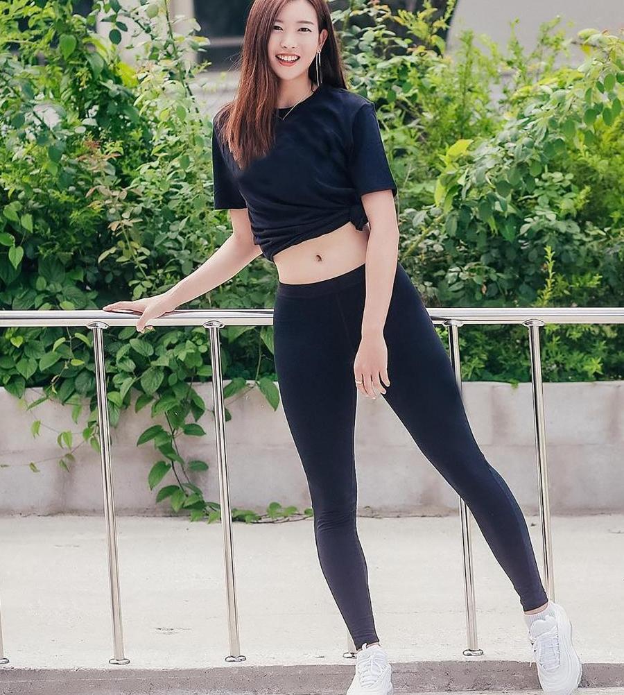 一样的打底裤, 姐妹花穿出两种味道