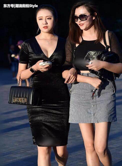 街拍都市辣妈穿上紧身包臀裙，由内而外散发女人味！