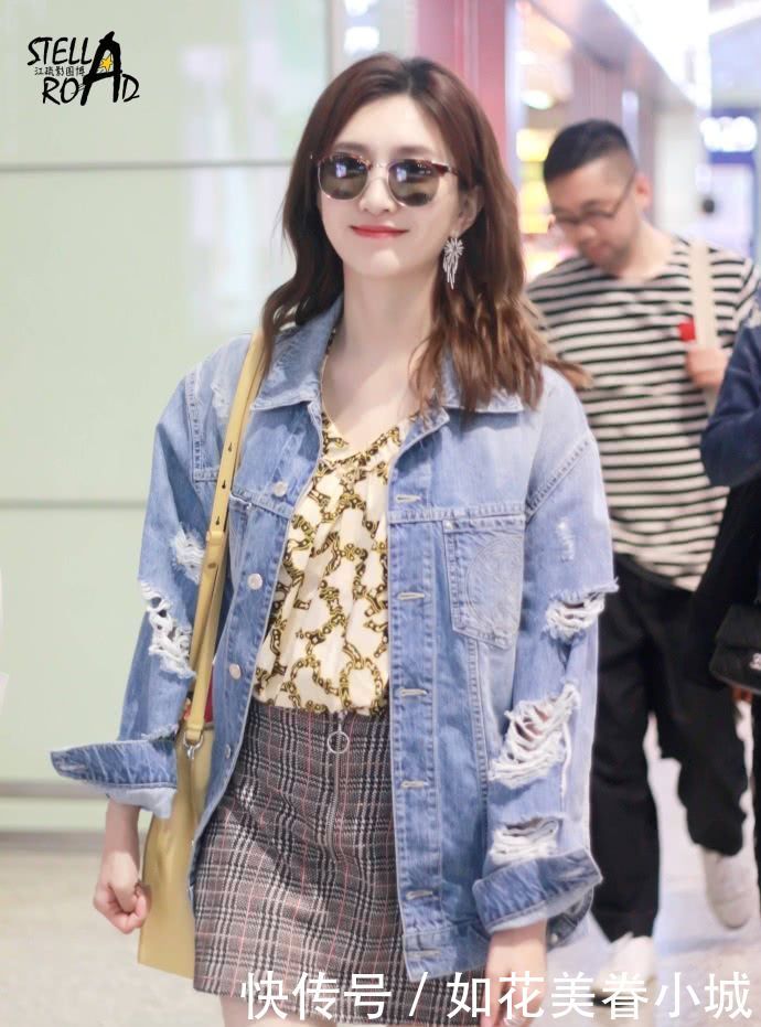 江疏影真凹！裙子短到大腿根秀美腿，网友直呼：敢蹲下吗？