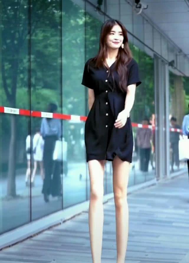 「小姐姐」这小姐姐腿长得过分了吧,裙子我穿齐小腿,她穿齐腰下10cm!