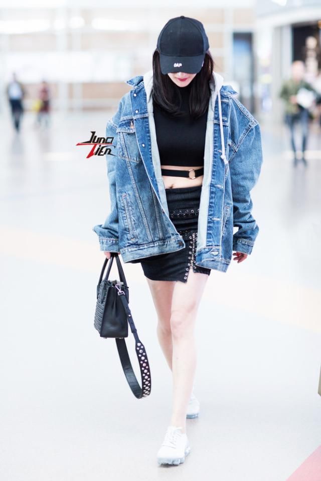 蔡依林现身机场,但走在她后面的人都惊呆了!