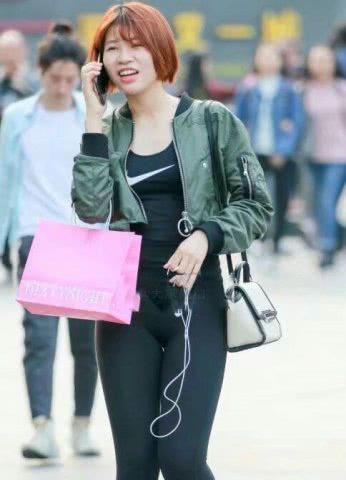 打底裤有着高贵优雅的美感，瞬间变成T台女王范