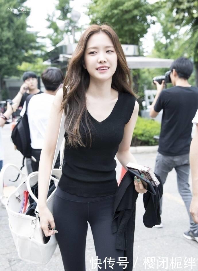 舒适|街拍打底裤小姐姐显女性高贵优雅的魅力,舒适不失个性