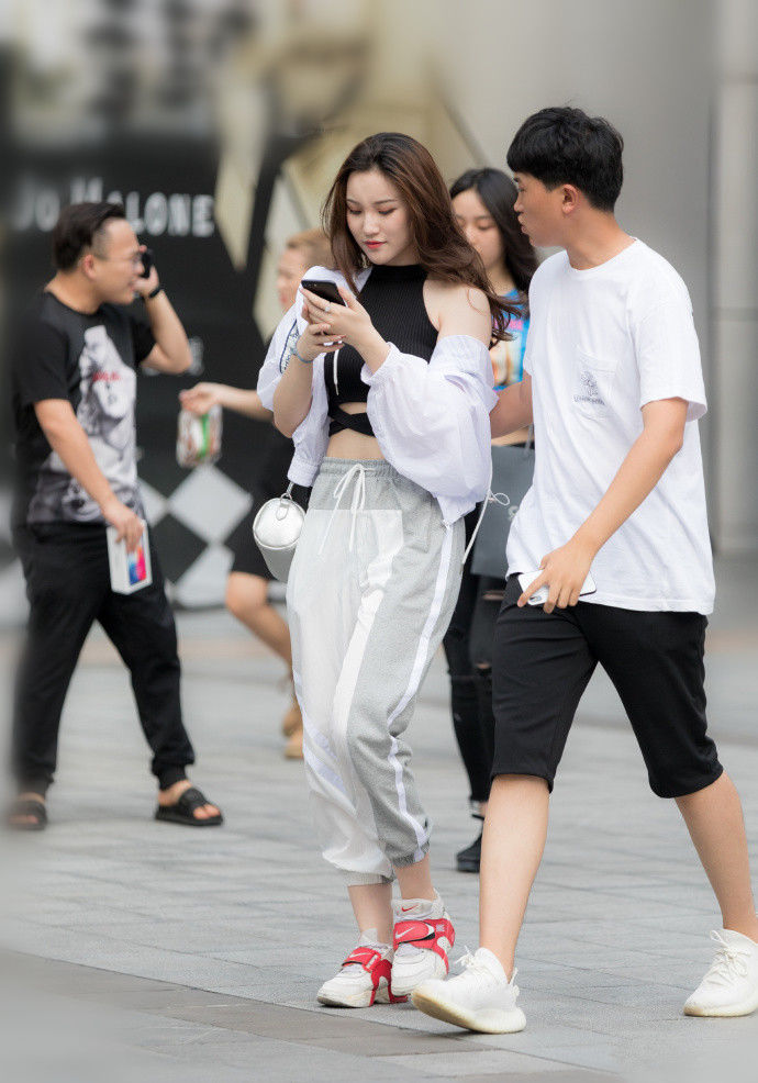 重庆街拍，美女这样穿，轻松成为焦点的存在!