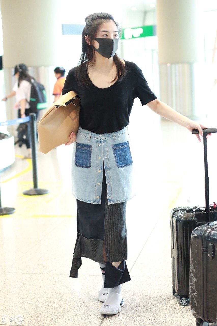 张含韵口罩遮面穿黑色T恤现身机场，下半身的时尚打扮让人看不懂