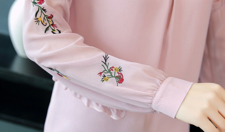 国庆出游，少穿裙，穿这样的小衫，搭黑裤子，四五十岁女人也美翻