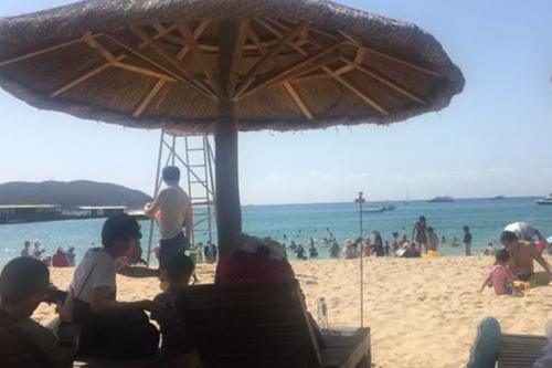 亚龙湾海边的游客已经不多了，海南的三亚旅游，慢慢恢复正常了吗
