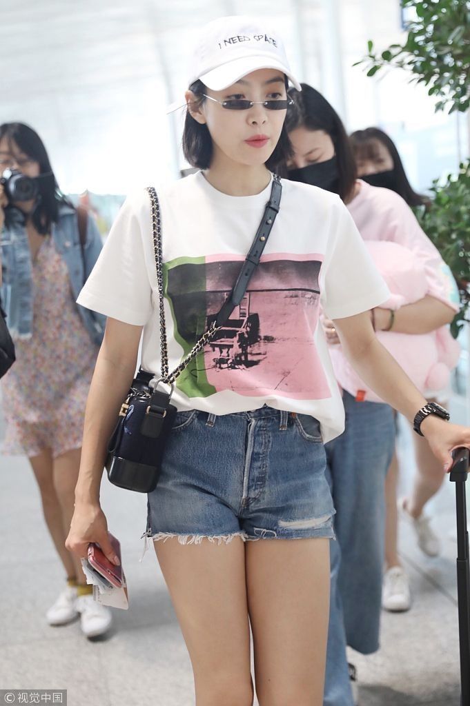 宋茜戴窄框墨镜眼神犀利成时髦精 自推行李箱脖子以下都是腿