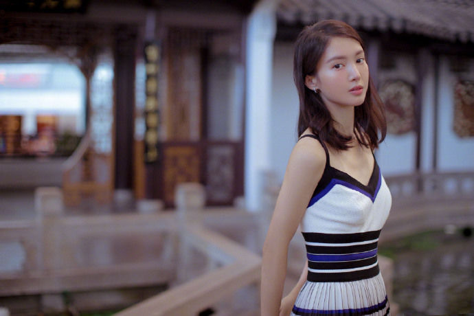 金晨生日当天启程纽约时装周，一身蓝白条纹吊带长裙现身机场