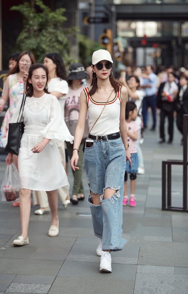 街拍：小姐姐纯真俏丽姿色天然，大秀美腿啊！