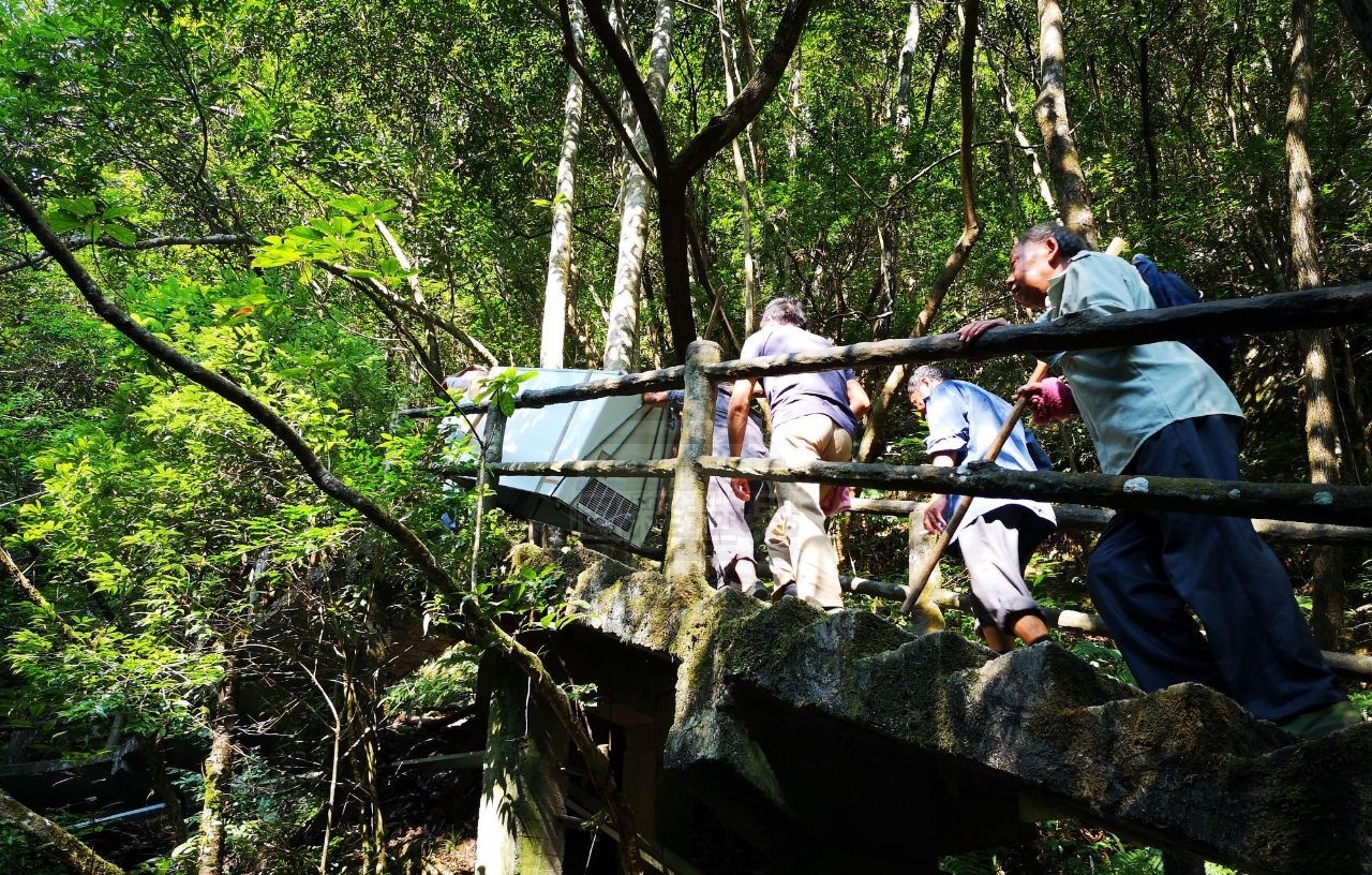 冰柜抬千米山顶花时2小时 老伯每人40元工钱 被外国朋友夸勤劳