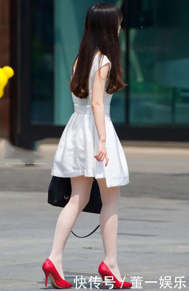 长发小姐姐穿白色连衣裙优雅甜美，十分吸睛迷人