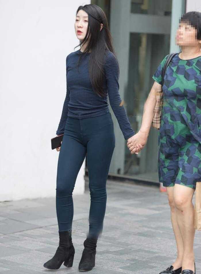 街拍: 能把裤子穿的这么紧, 只服你