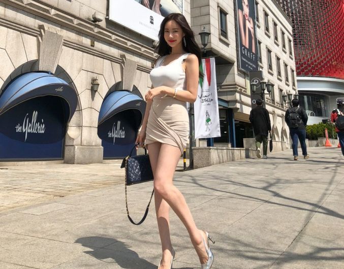 身材曼妙的紧身裙美女，释放浪漫气质，尽显都市女神魅力