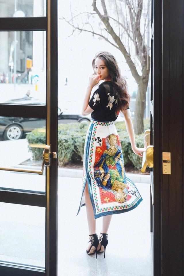 迪丽热巴把“扑克牌”穿在身上, 和王俊凯合影暴露“小心机”!