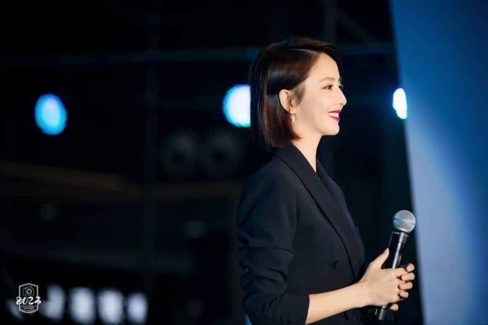 佟丽娅真大胆，这么高难度的皮裤也敢穿，一般人穿绝对丑哭了！