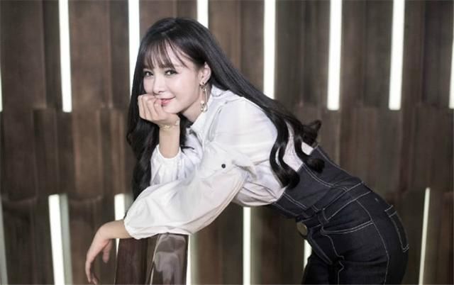 29岁沈梦辰太猛了！这一身吊带太紧了，网友：杜海涛能hold住吗？