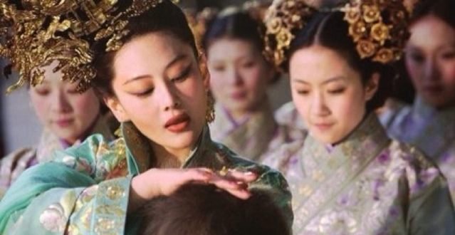  『打入冷宫』明朝皇后处罚了一个老宫女，却被皇帝当众杖责，最后还被打入冷宫