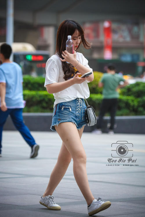 路人街拍，牛仔热裤小姐姐，简单的搭配清新的气质