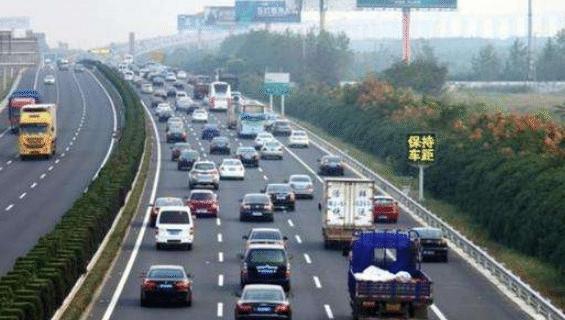 我国高速每天赚多少过路费？专家报出这个数，车主：这还不回本？