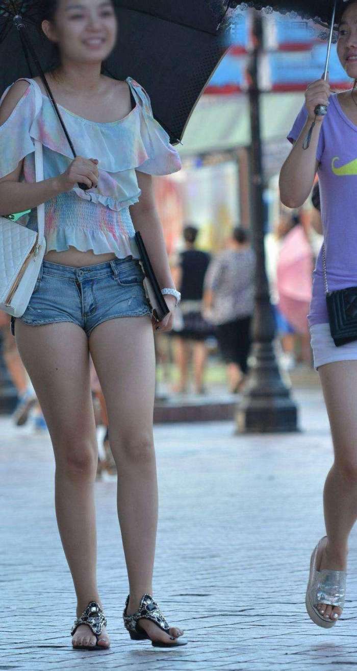 街拍：美女紧身裤好看, 还是灰色背心配瑜伽裤好看?