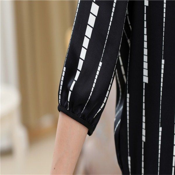 哇塞!50岁妈妈真会打扮，只穿这高贵“妈妈装”，美得怦然心动