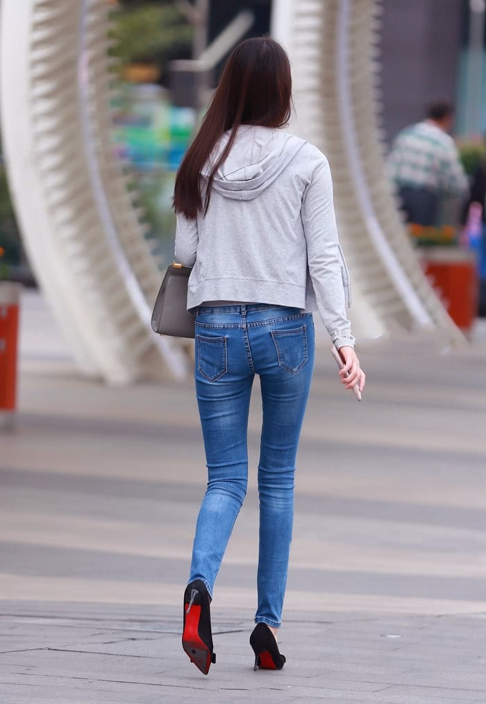 街拍：牛仔裤不只显瘦，还特显高啊，显瘦大长腿让人羡慕不已