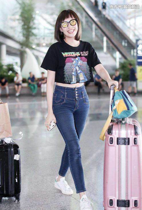 焦恩俊23岁女儿穿露脐装，好身材很出众，看到她的刘海我沉默了