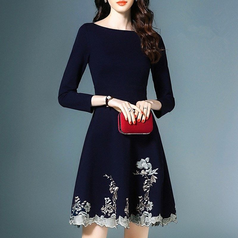 今秋不流行穿牛仔裤了，性感女人都流行这样穿，时尚减龄却不低俗