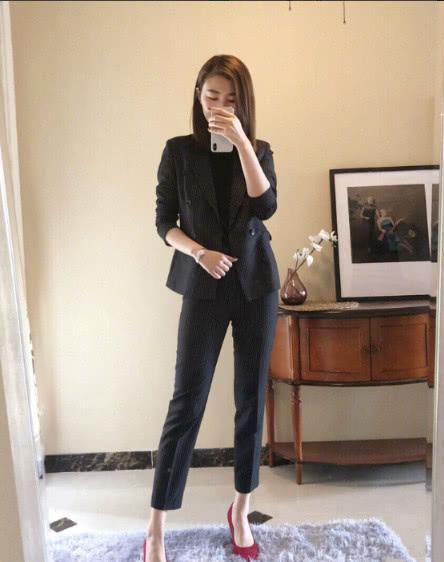  瞧瞧@“西装＋短裙”hold不住？瞧瞧潮人穿西装配的这条裤子，时髦显瘦