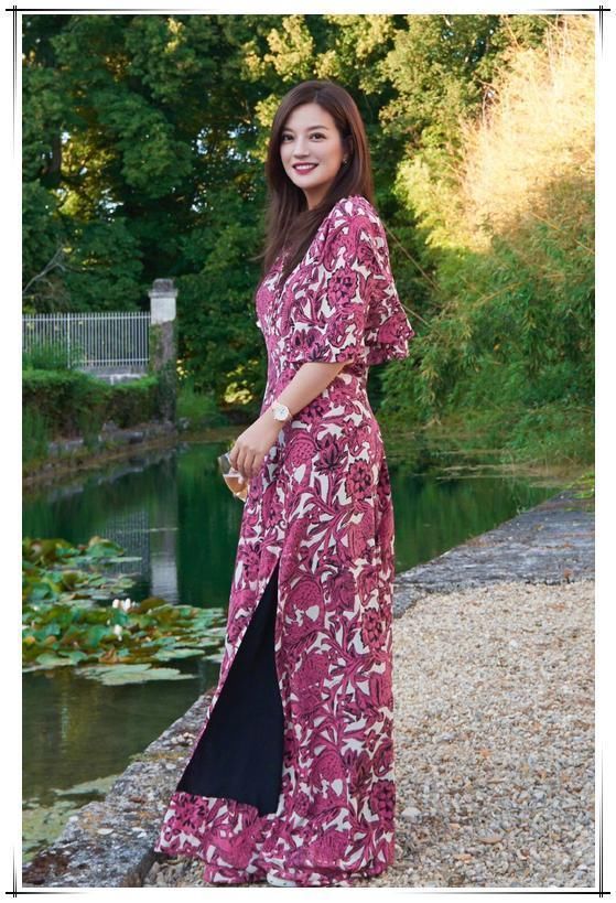 赵薇真敢穿！长裤外面缝了一条5分裤，网友：越奇葩越时尚吗？