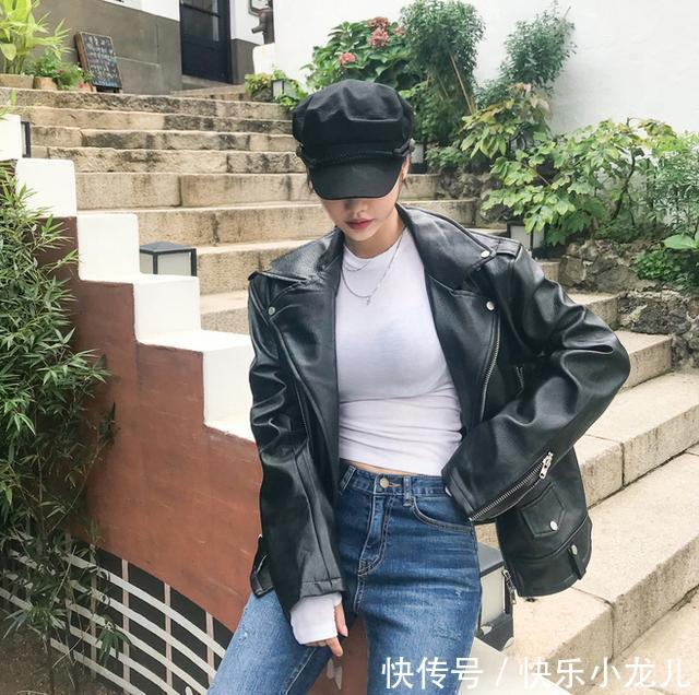  #腿部线条#街拍：牛仔裤尽显优美曲线，简约又衬托魅力，时尚高挑美丽俏美乖甜